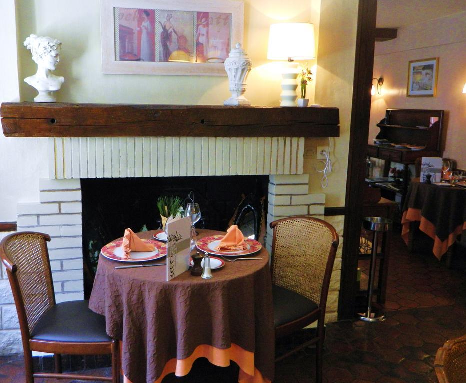 Hotel Restaurant Le Cygne Conches-en-Ouche Buitenkant foto