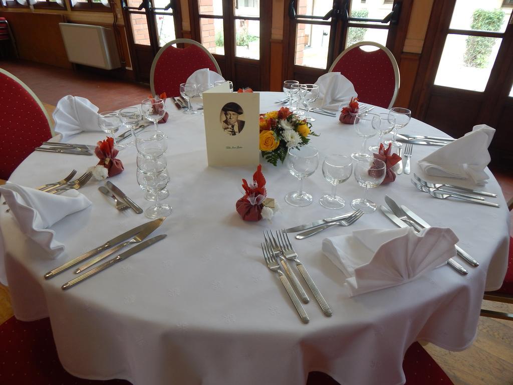 Hotel Restaurant Le Cygne Conches-en-Ouche Buitenkant foto