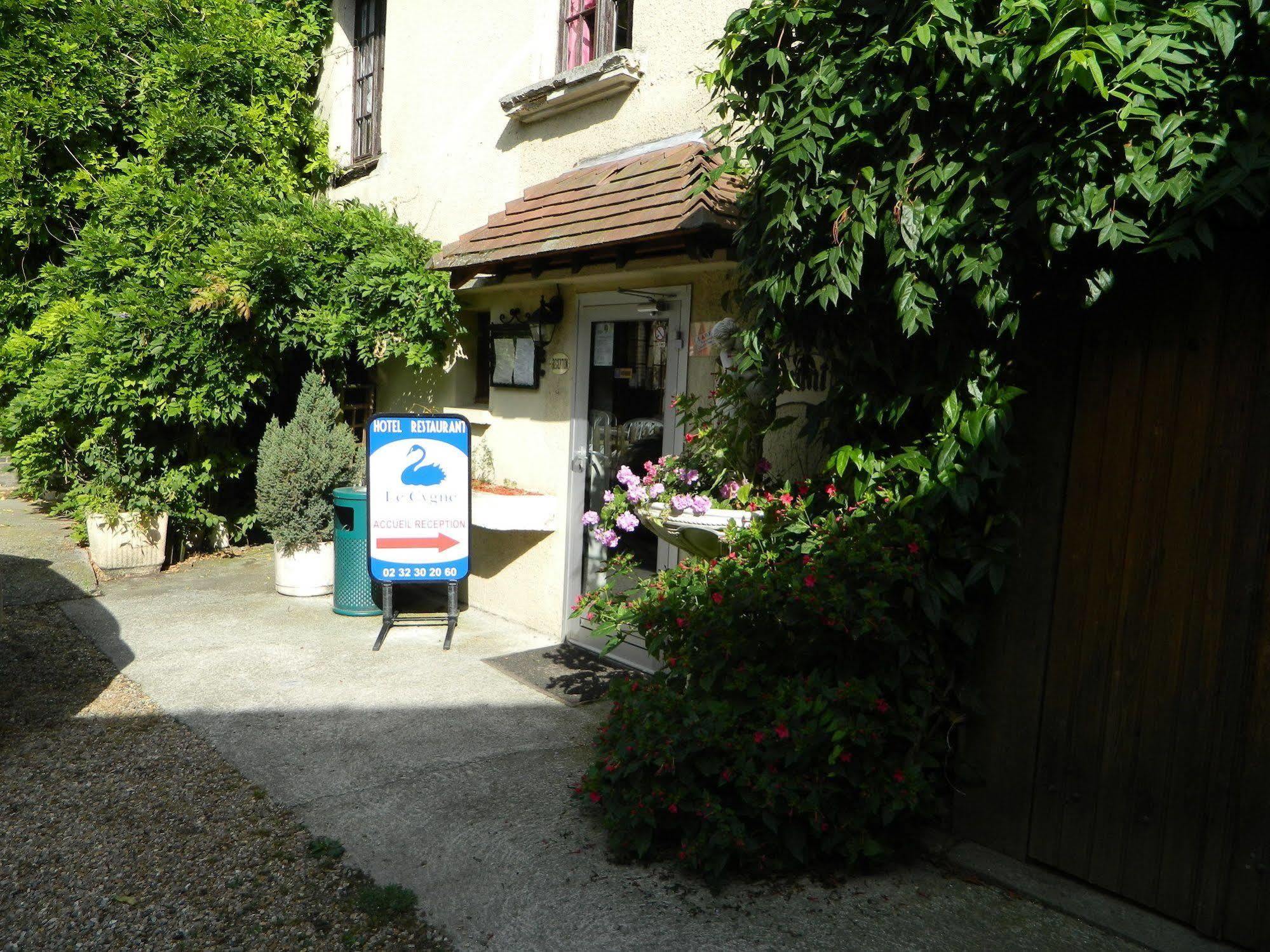 Hotel Restaurant Le Cygne Conches-en-Ouche Buitenkant foto