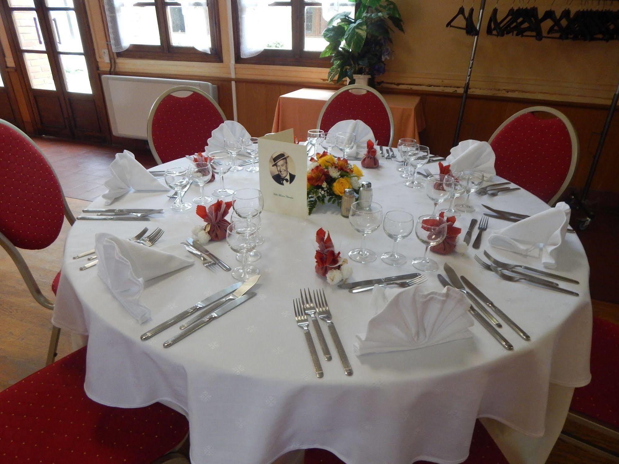 Hotel Restaurant Le Cygne Conches-en-Ouche Buitenkant foto